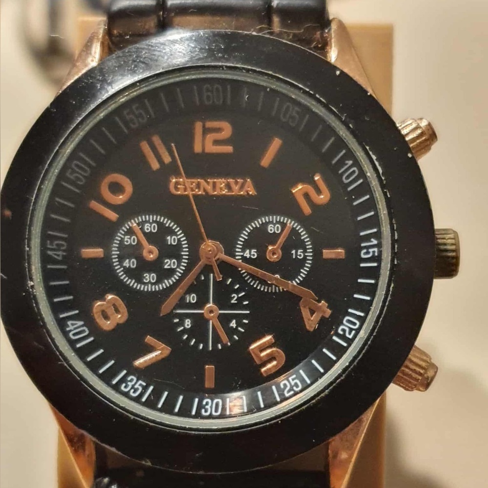 🦋10/$20🦋 Geneva Goldtone/Black Silicone Women's Watch